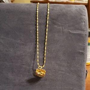 Elegant Gold Pendant Necklace